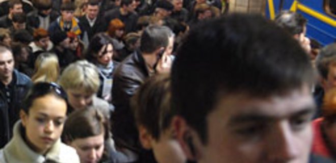 В киевском метро под поезд бросился подросток - Фото