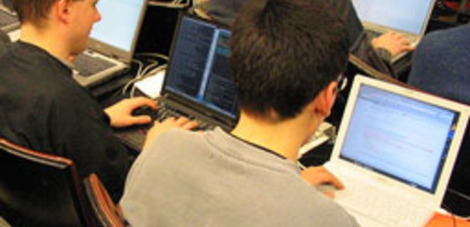 Хакеры изолировали Киргизстан от Интернета - Фото