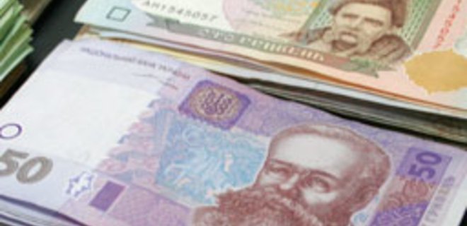 Украинцы несут деньги в банк - Фото