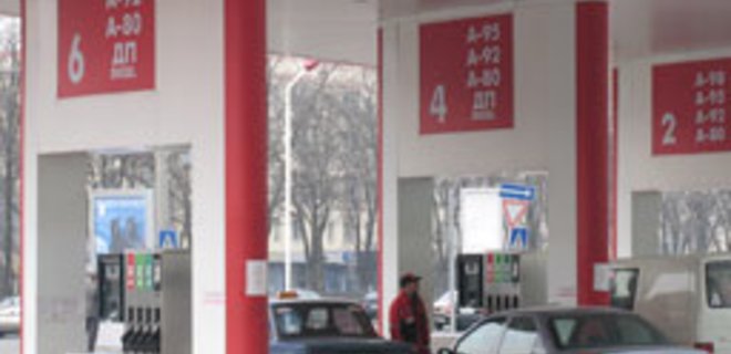 АМКУ предлагает обсудить цены на бензин - Фото