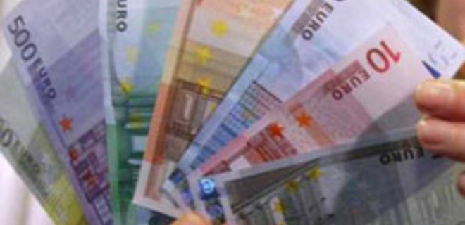 Официальный курс евро впервые превысил отметку в 12 грн. - Фото
