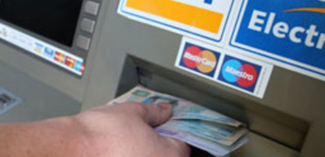 НБУ запретил банкам выдавать валютные кредитки - Фото