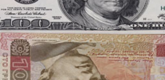 Межбанк: гривня держится к доллару, но уступила евро - Фото