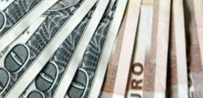 НБУ: Гривня окрепла к доллару и ослабла к евро - Фото