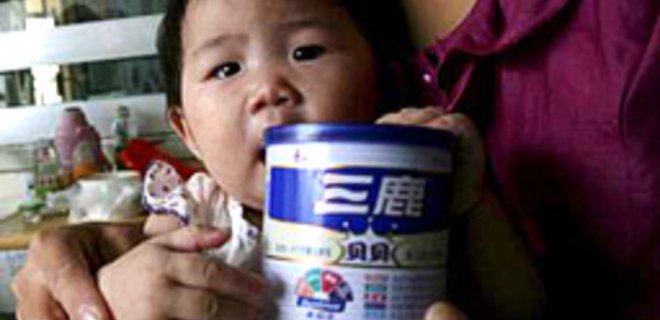 В Китае вновь нашли отравленное молоко - Фото