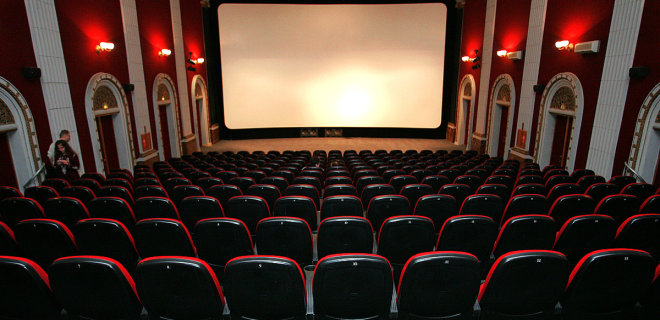 В крупной сети кинотеатров рассказали, сколько еще продержатся без сеансов - Фото