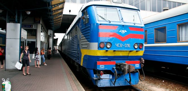 Ряд поездов Укрзализныци опаздывает из-за кражи электрокабеля - Фото
