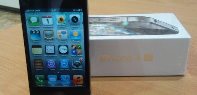 За три дня продаж украинцы раскупили 500 смартфонов iPhone 4S - Фото