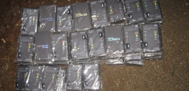 Таможенники конфисковали смартфоны Samsung и HTC на 1,2 млн.грн. - Фото