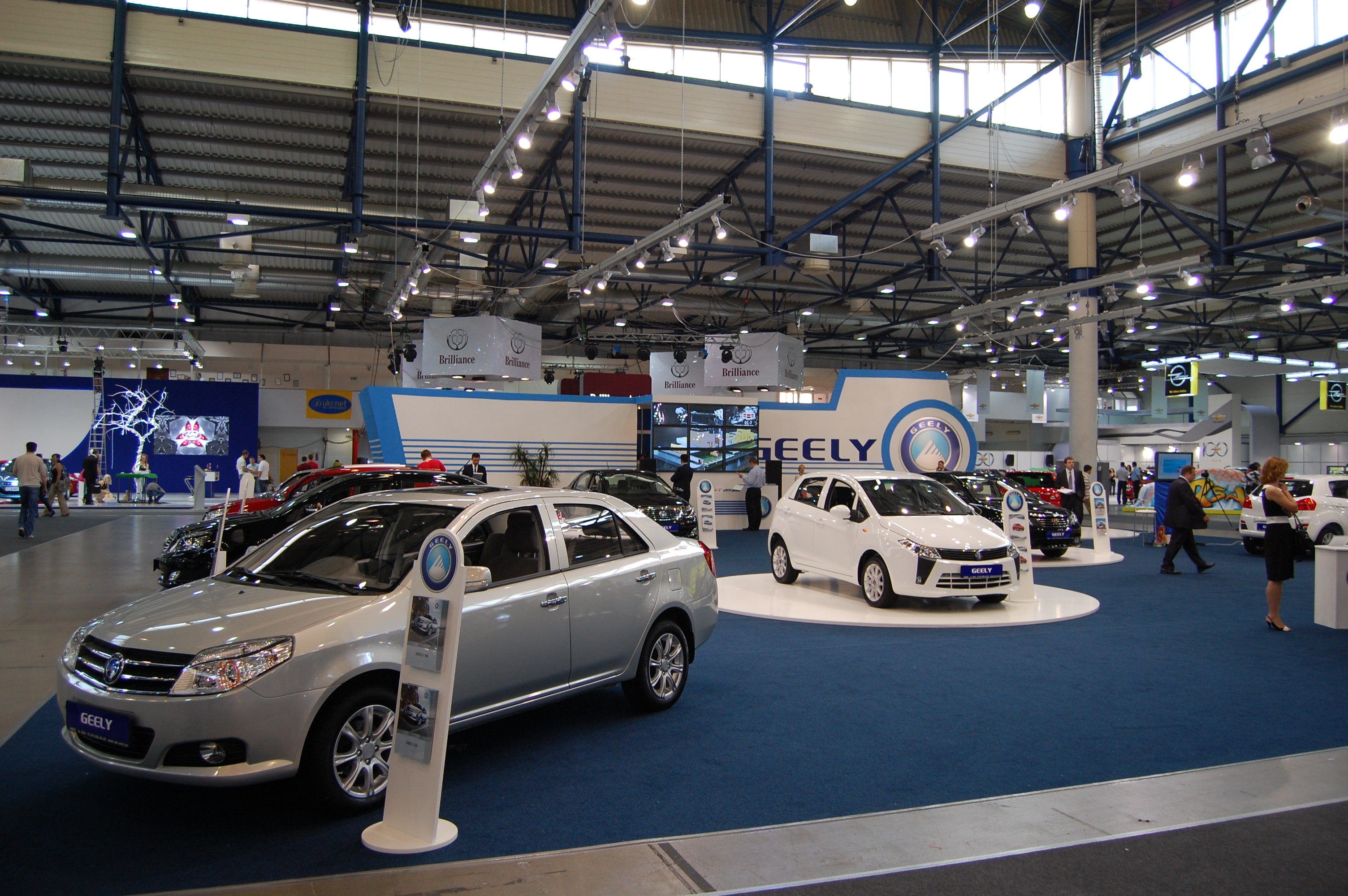 Geely дилер. Geely Chery. Автосалон Chery Geely. Автосалон Джили чери. Китайский автомобиль Джили автосалон.