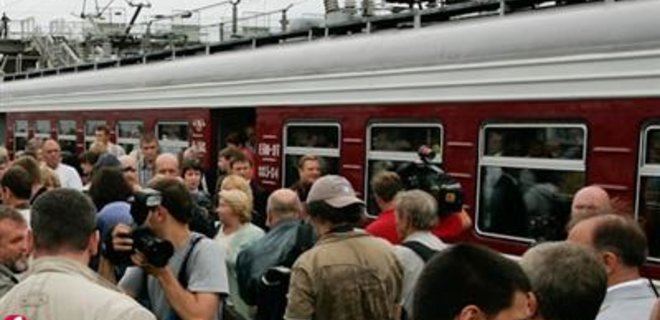 Пригородные поезда изменят график движения на праздники - Фото