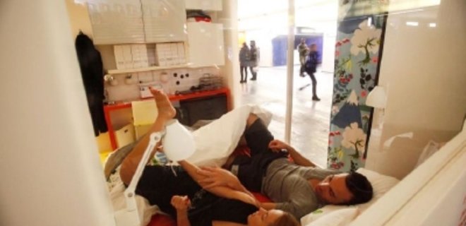 IKEA поселила пять человек в прозрачной квартире в метро - Фото