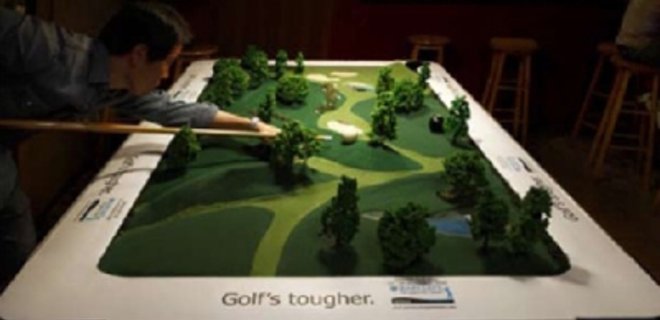 Биллиард с препятствиями использовали как рекламу гольфа - Фото