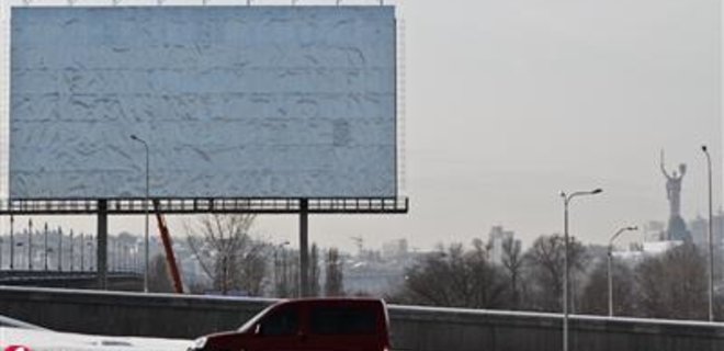 В Киеве демонтировали 235 рекламных конструкций с начала года - Фото