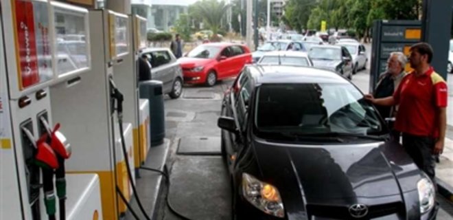 У Азарова придумали, как сдержать рост цен на бензин - Фото