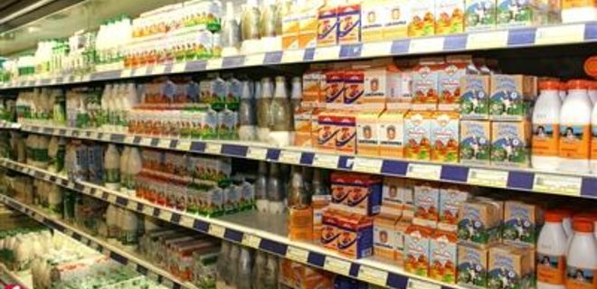 Азаров обещает остановить падение цен на молоко - Фото