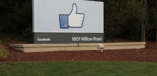 Первый торговый день для Facebook завершился небольшим ростом - Фото