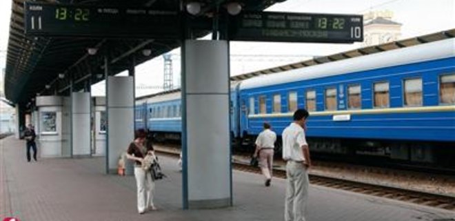 Ко Дню Конституции назначены дополнительные поезда в Крым - Фото