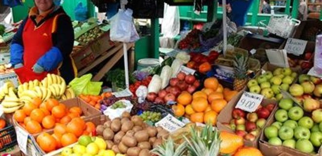Азаров собрался заменить импортные фрукты украинскими - Фото