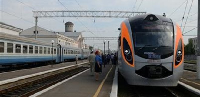 Контролировать поезда в Украине будут онлайн - Фото