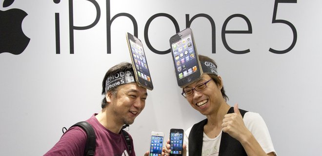 Очереди, митинги и кражи. Чем отметился старт продаж iPhone 5 - Фото