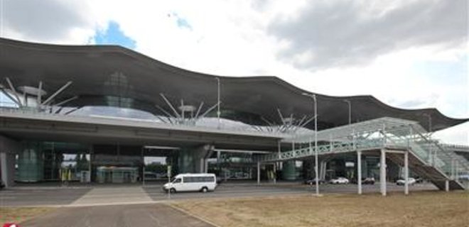 В Борисполе отремонтировали площадь перед терминалом B - Фото