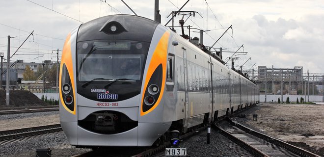 Укрзалізниця запускает поезда и электрички во Львов - Фото