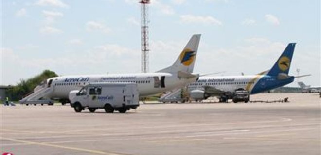 Допрейсами доставлено 2,5 тыс. пассажиров АэроСвита - Фото