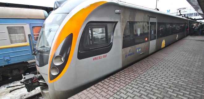 Укрзалізниця запустит четыре поезда в Польшу для вывоза украинцев - Фото