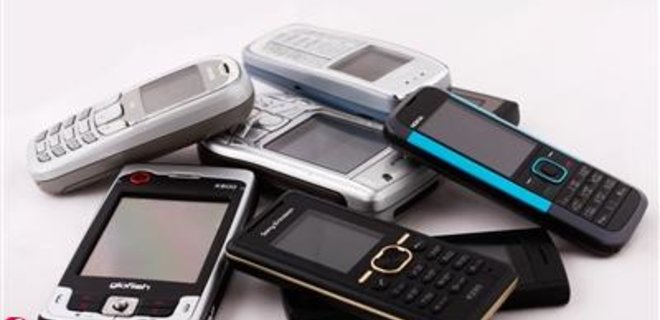 Мобильные телефоны продолжают сдавать позиции перед смартфонами - Фото