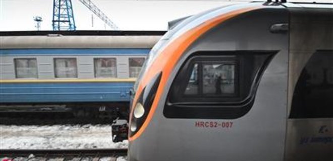 В Крым запустили поезда Hyundai - Фото