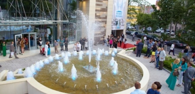 В Киеве открыли новый светомузыкальный фонтан - Фото
