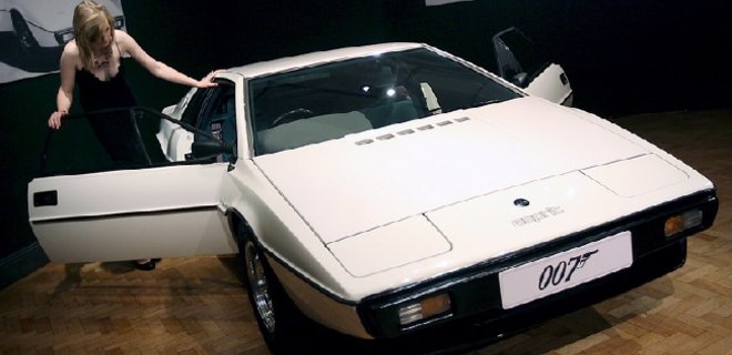 Авто Джеймса Бонда продали за $865 тыс. - Фото