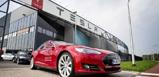 Tesla Motors разрабатывает робомобиль - Фото