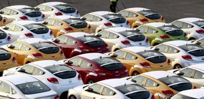 Продажи новых авто за месяц снизились на четверть - Фото