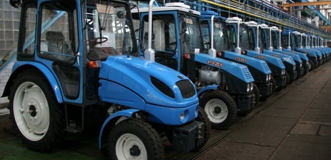 Крупнейший украинский производитель тракторов остановил работу - Фото