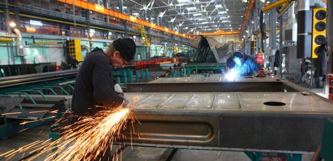 Украинские вагоностроительные заводы начали массовые увольнения - Фото
