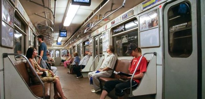 В киевском метро демонтируют рекламные мониторы - Фото
