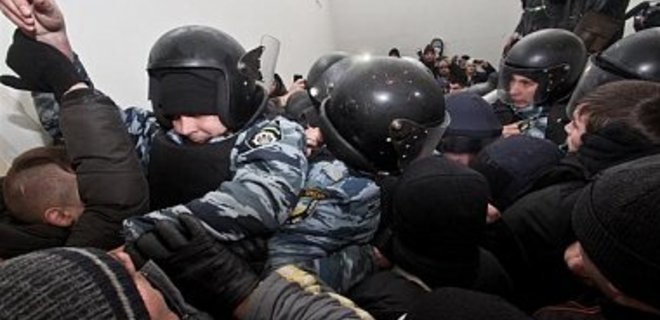 Пикетчики Киево-Святошинского суда в зоне доступа милиции - Фото
