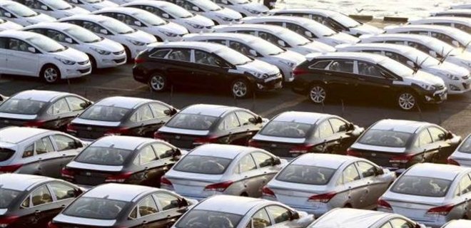 Продажи автомобилей в Украине упали вдвое - Фото