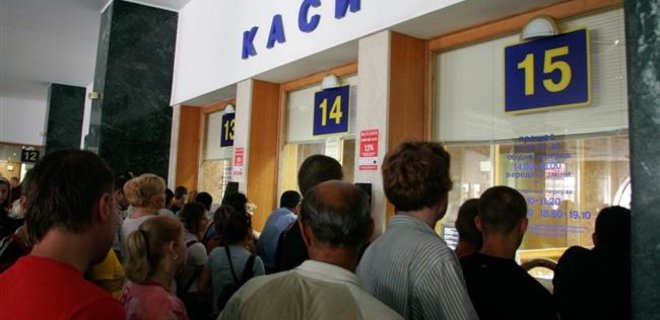 Укрзализныця возобновила предпродажу билетов на поезда в Крым - Фото