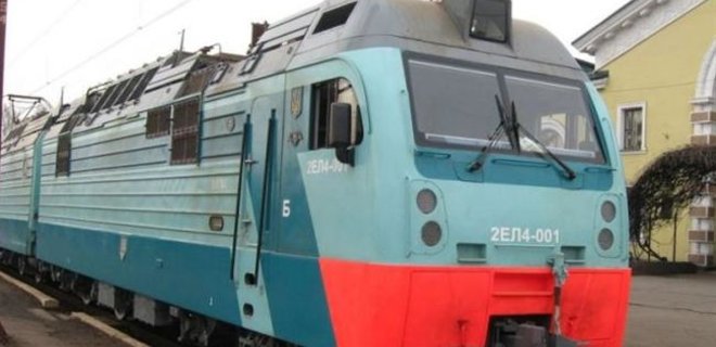Из-за блокирования моста в Донбассе отменен ряд поездов - Фото