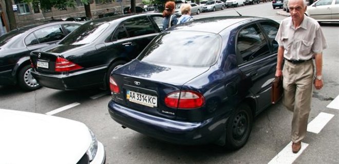 Украинских водителей будут штрафовать за неуплату парковки - Фото
