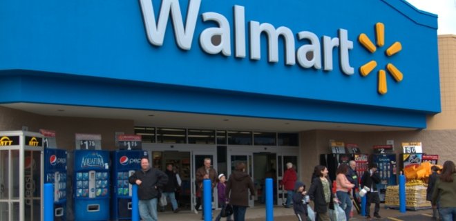 Работники Walmart бастовали из-за низких зарплат - Фото