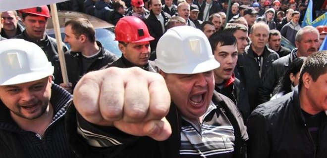 Ход шахтером. Ради чего и кого стучат каски по киевской брусчатке - Фото
