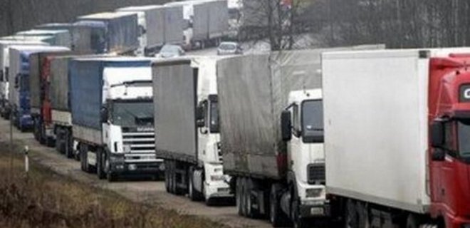 Полиция предлагает грузовикам из РФ платное сопровождение - Фото