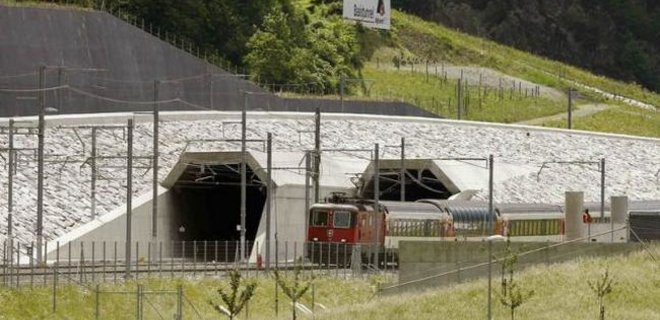 В Швейцарии откроют самый длинный железнодорожный тоннель в мире - Фото