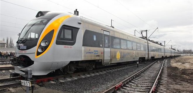 УЗ назначила новую остановку скоростного поезда во Львове - Фото