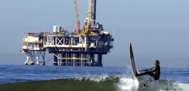 Нефть дешевеет на данных о неожиданном росте запасов в США - Фото