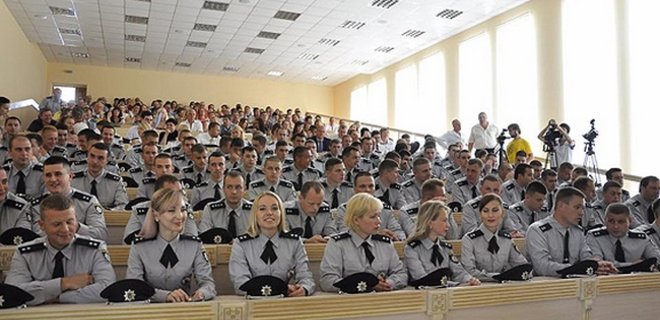 В Харькове состоялся выпуск первой сотни киберполицейских - Фото